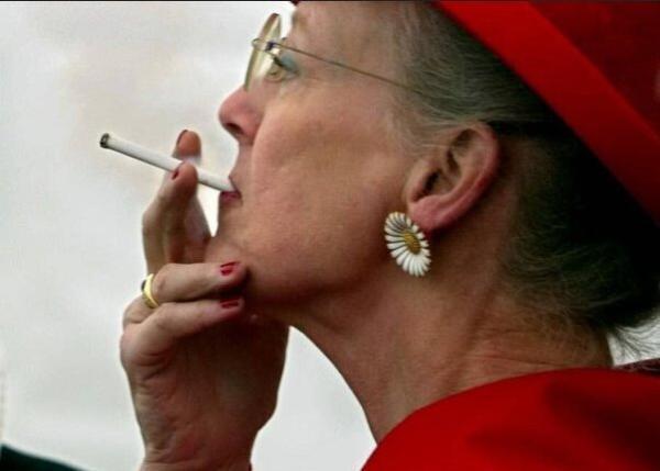 تصاویر ، ملکه 82 ساله که سیگاری قهار است؛ پیشرو در مدرن سازی سلطنتش ، علت محبوبیت مارگارت دوم چیست؟
